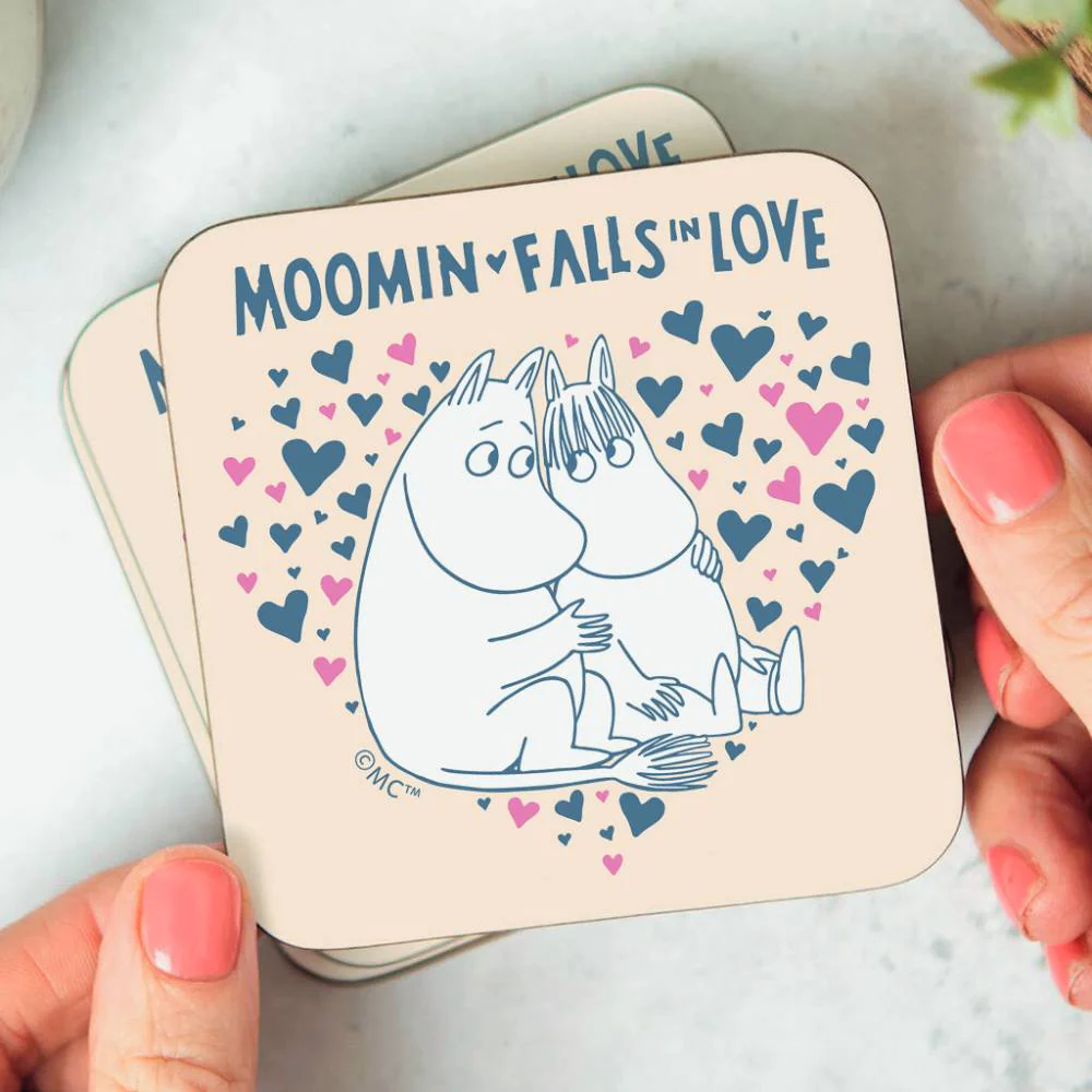 Drewniana podkładka Muminek i Migotka - The Official Moomin Shop - Image 2