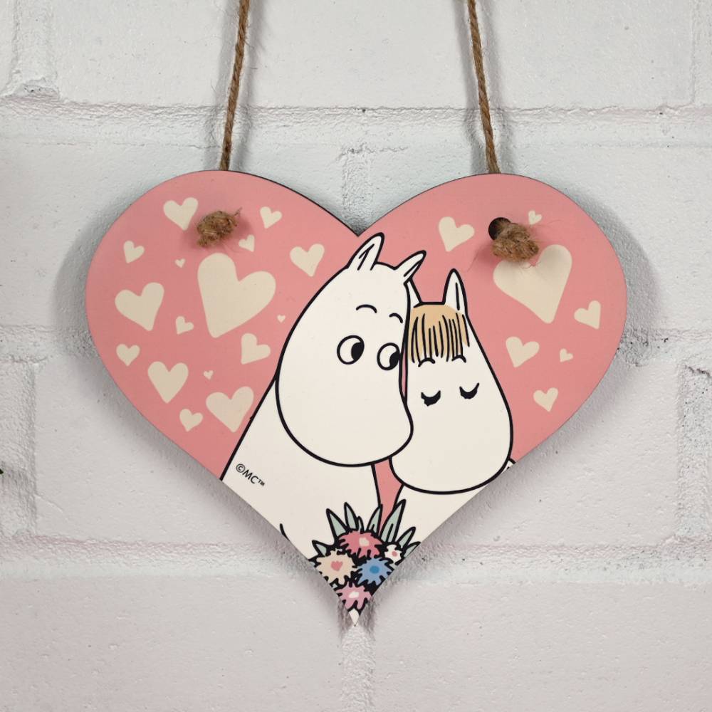 Drewniana zawieszka na drzwi Muminek i Migotka Love - The Official Moomin Shop - Image 2