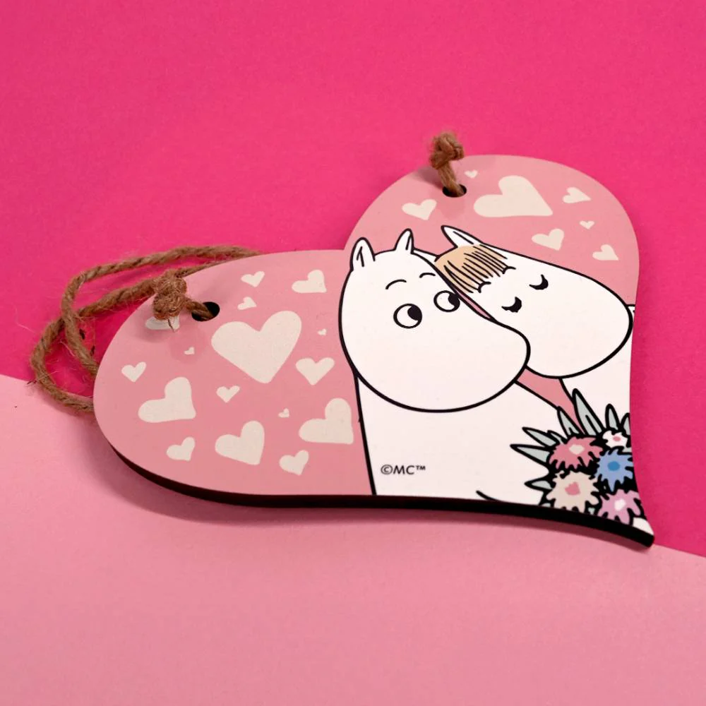Drewniana zawieszka na drzwi Muminek i Migotka Love - The Official Moomin Shop - Image 3