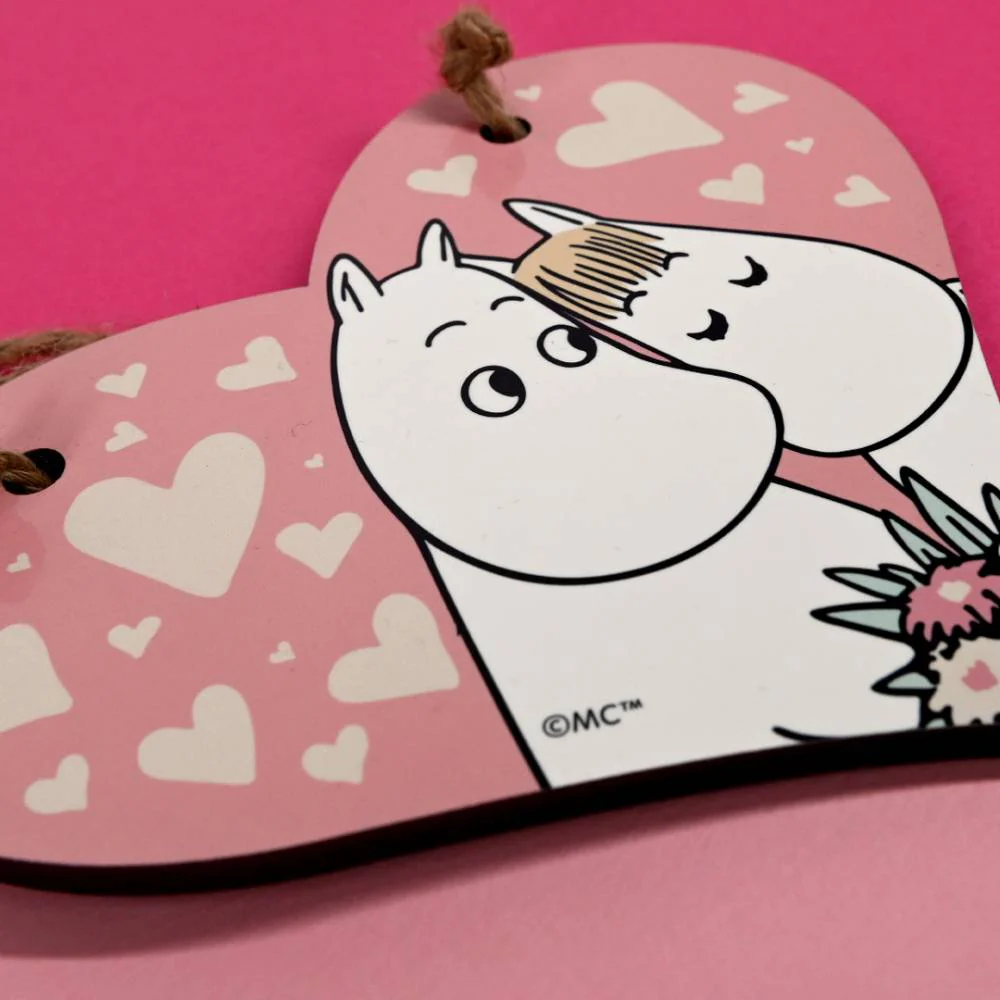 Drewniana zawieszka na drzwi Muminek i Migotka Love - The Official Moomin Shop - Image 4