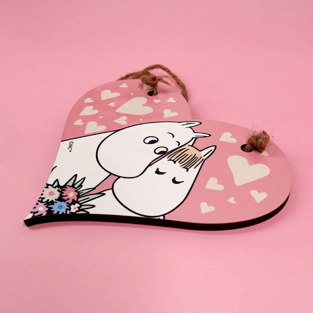 Drewniana zawieszka na drzwi Muminek i Migotka Love - The Official Moomin Shop - Image 5