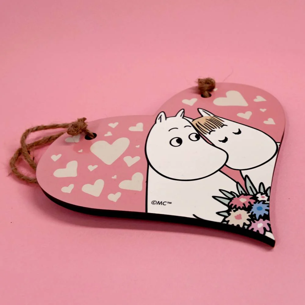 Drewniana zawieszka na drzwi Muminek i Migotka Love - The Official Moomin Shop - Image 6