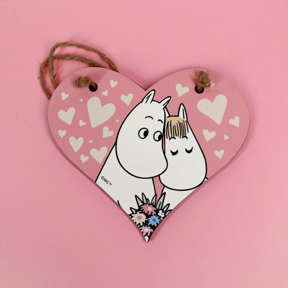 Drewniana zawieszka na drzwi Muminek i Migotka Love - The Official Moomin Shop - Image 7