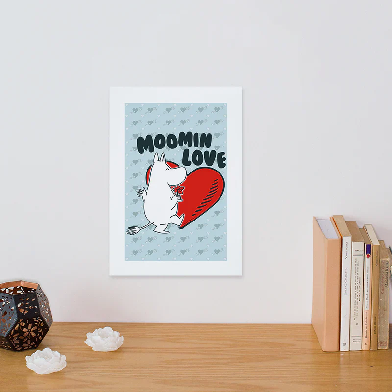Plakat A3 Muminek Tańczący Love - The Official Moomin Shop - Image 2