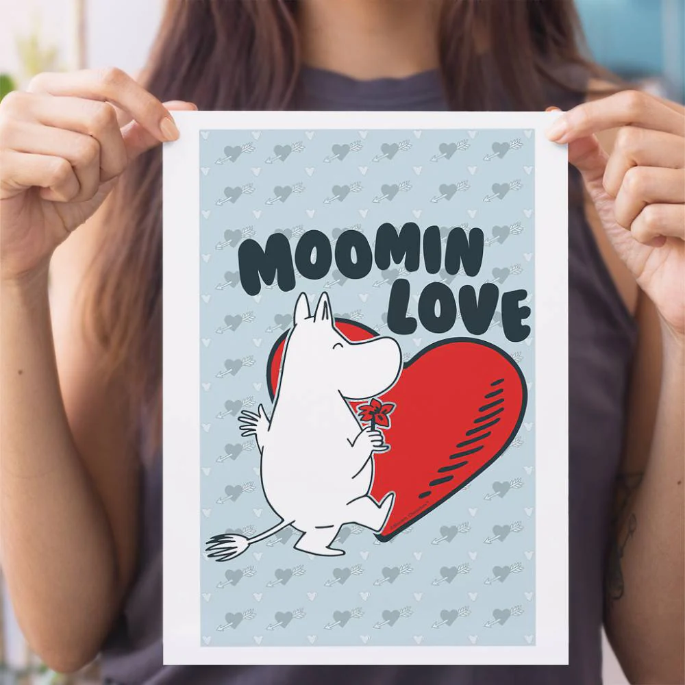 Plakat A4 Muminek Tańczący Love - The Official Moomin Shop - Image 3