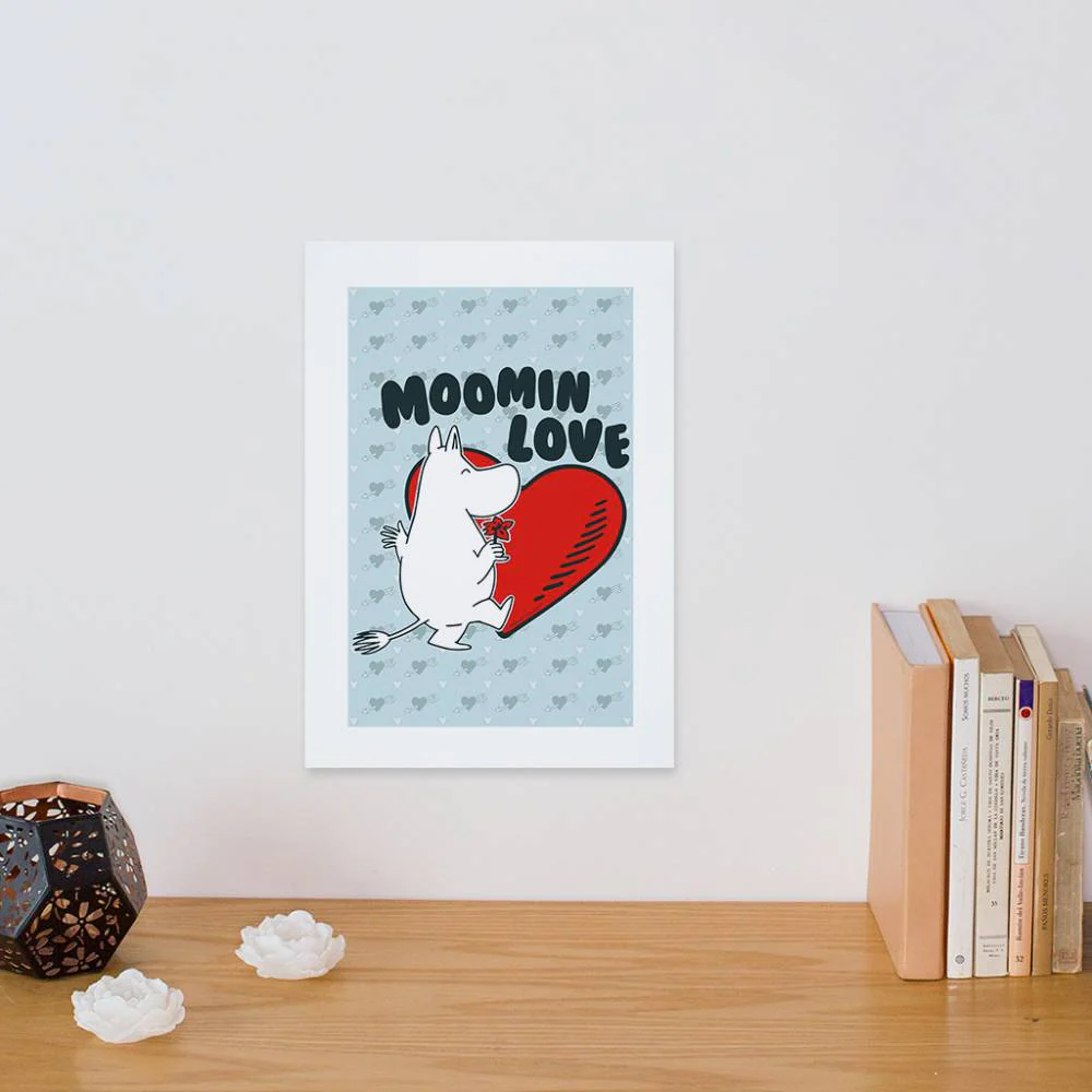 Plakat A4 Muminek Tańczący Love - The Official Moomin Shop - Image 4