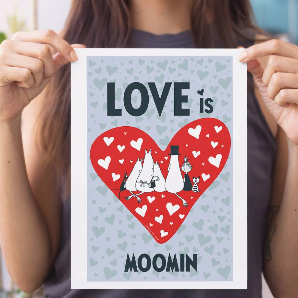 Plakat A4 Rodzina Muminków Love - The Official Moomin Shop - Image 3