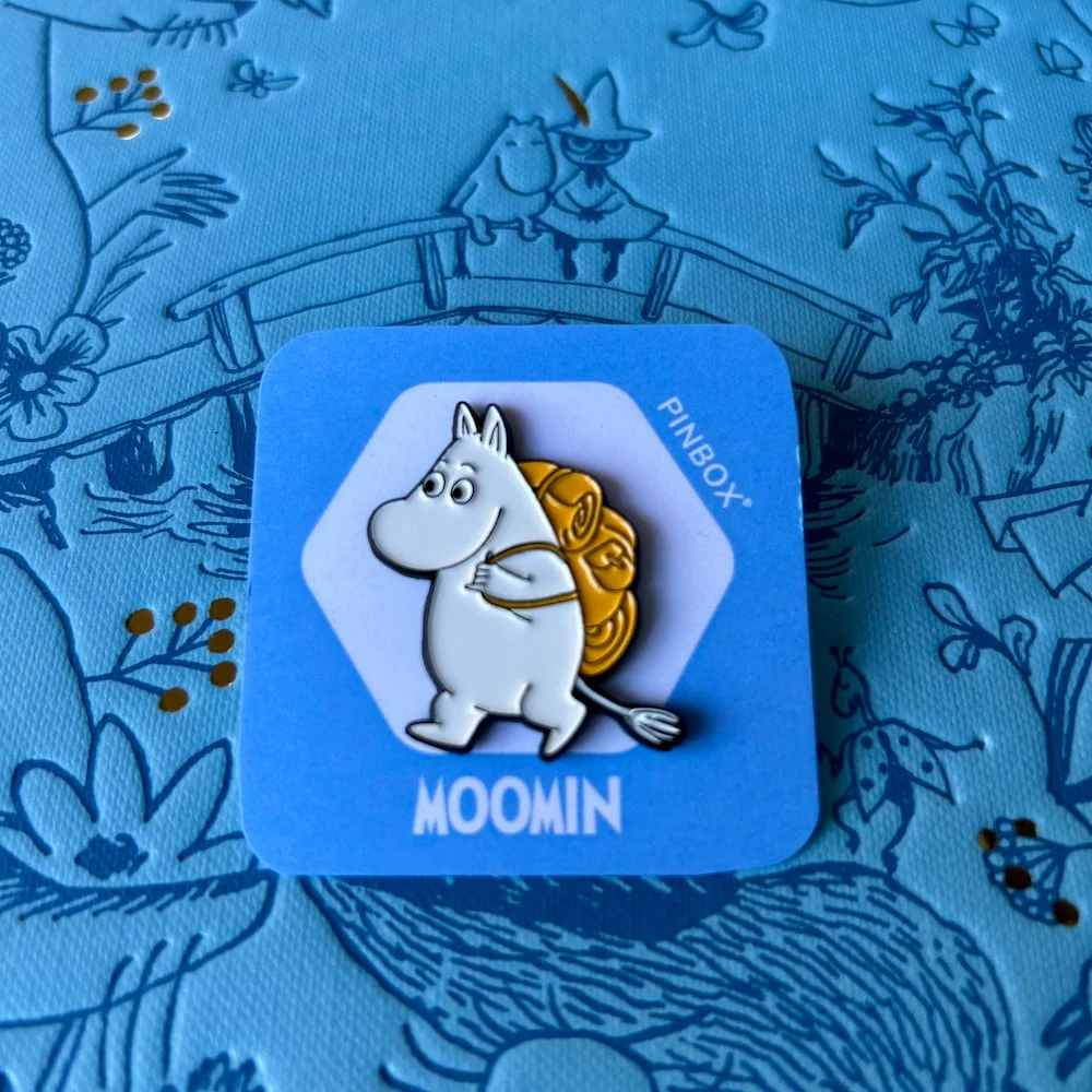 Przypinka Pin Muminek z żółtym plecakiem (metal) Muminki - Image 2