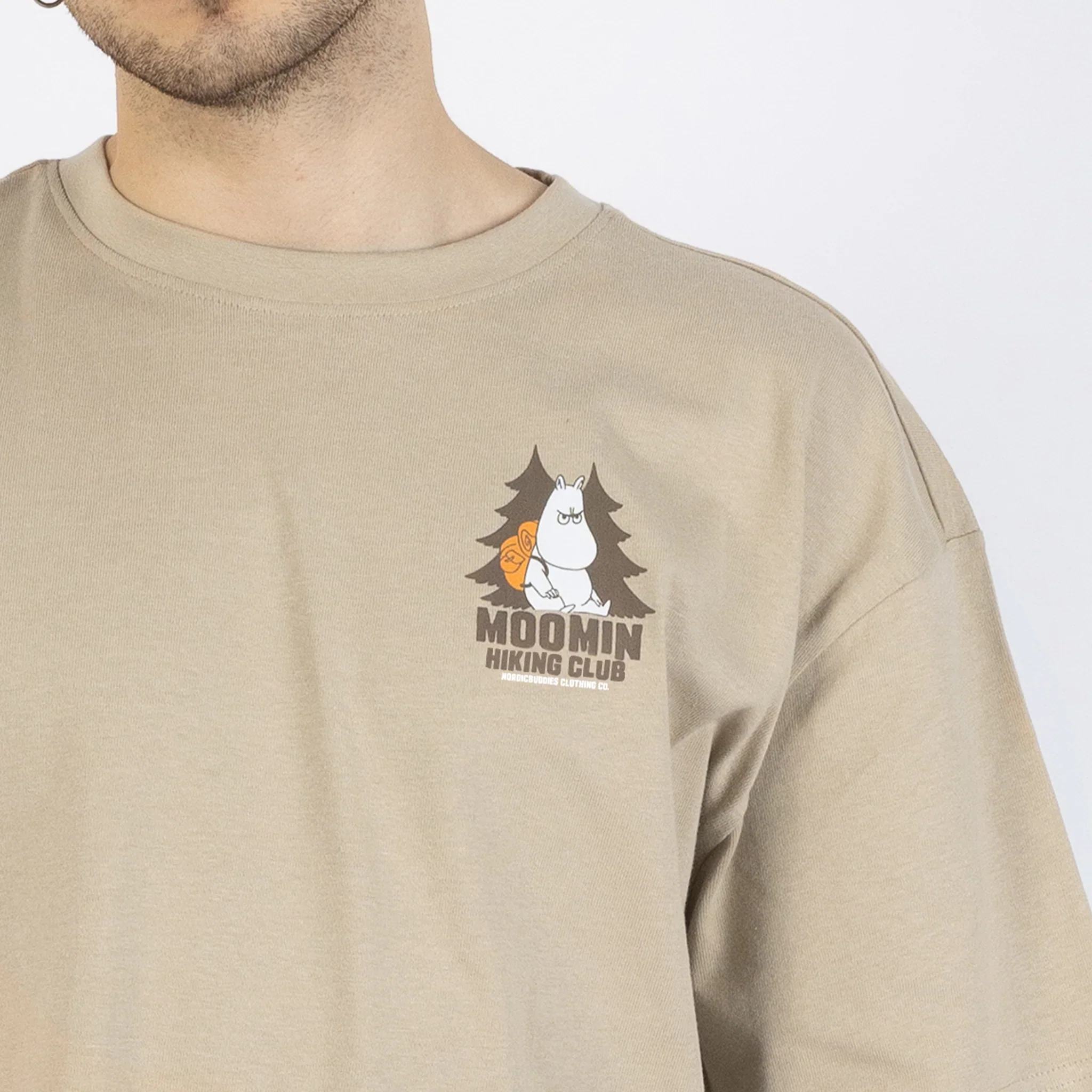 T-shirt Muminki Hiking Club W25 beż Nordicbuddies - Image 4